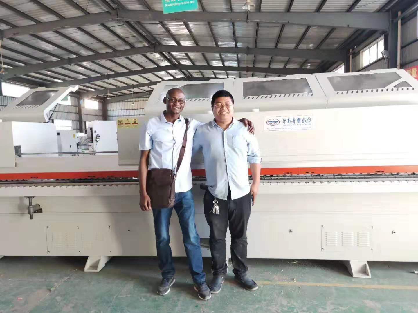 津巴布韋經(jīng)銷商來我廠采購設備